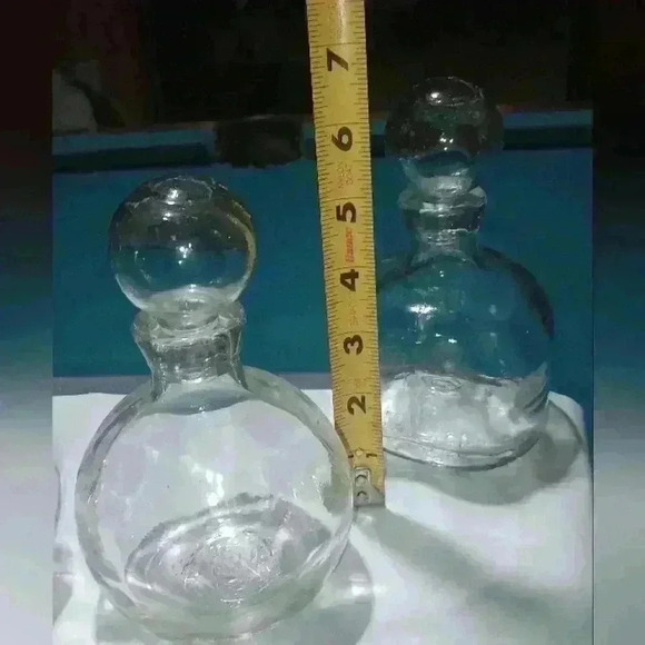 vintage crystal/glass decanters with bulbous bottle and matching stoppers - Picture 3 of 8